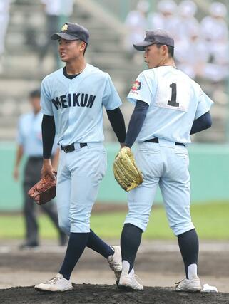 新潟明訓－新潟産大付　２回新潟明訓　０－３とリードを許した先発・権平幸太郎（左）が円山遥介（右）にマウンドを託す＝新発田市五十公野