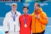 　男子１５００メートルで金メダルを獲得した寧忠岩。左は２位のジョーダン・ストルツ、右は３位のキエルド・ナウシュ＝ミラノ（共同）