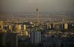 　夕日に染まるイランの首都テヘラン。中央はランドマークのミラッド・タワー＝４月（共同）