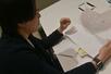 子どもが書いた手紙を読む原告代表の中村和貴さん=2月、横浜市青葉区(画像の一部を加工しています)