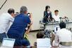 記者会見を終え、あいさつする静岡県伊東市の田久保真紀市長=7月31日、伊東市役所