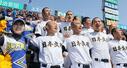 初戦を制し、校歌を力強く歌う日本文理応援団=21日、甲子園球場