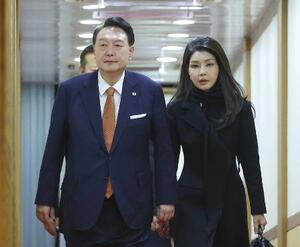 韓国の尹錫悦前大統領(左)と妻金建希氏=2023年12月、ソウル近郊(聯合=共同)