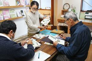 魚沼まちゼミで開かれた本の手作り講座=魚沼市佐梨
