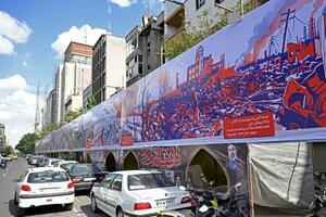 　広島への原爆投下をモチーフにしたとみられる横断幕＝２１日、テヘラン（共同）