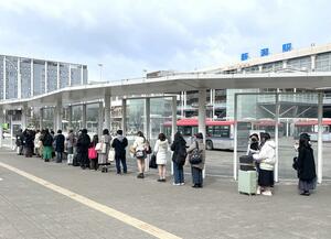 乗客がバス停に行列をつくった第2弾の無料デー=3月20日、新潟市中央区花園1