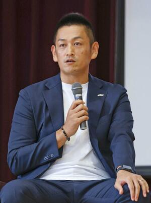 母校で講演した元新潟アルビレックスBBの池田雄一さん=新潟市中央区の新潟商高