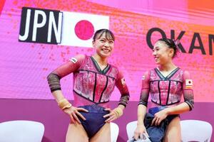 女子予選で笑顔を見せる杉原愛子(左)と岸里奈=ジャカルタ(共同)