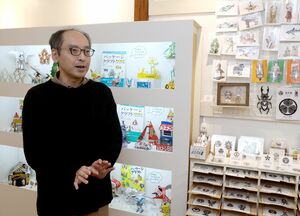 「自分でもイメージしていなかった形に空き箱が変身する瞬間が楽しい」とパッケージクラフトの魅力を語る高橋和真さん＝上越市大町５