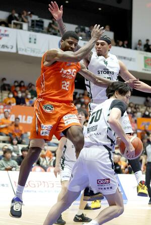 新潟-神戸 第2クオーター、ゴール下でボールを失うクリスウェル=アオーレ長岡(長岡支社・新井田悠)