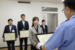 感謝状を受け取る第四北越銀行大形支店の池田亜希子さん(左から3人目)ら=新潟市東区上木戸2