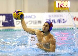 専大-ブルボンKZ 第1ピリオド、ブルボンKZの平田一成がペナルティースローを決め、1-0と先制=10月12日、柏崎市