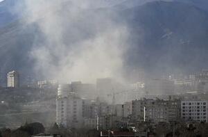攻撃を受け、白煙を上げるテヘランの住宅街=3日(共同)
