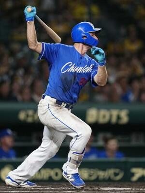 11回中日1死二塁、ボスラーが左中間に決勝の二塁打を放つ=甲子園