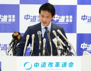 　中道改革連合の新代表に選出され、あいさつする小川淳也氏＝１３日午後、東京・永田町の党本部