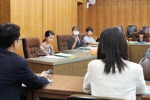 議員に意見や質問を述べる児童=出雲崎町役場