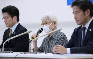北朝鮮による拉致問題を考える集会で話をする横田早紀江さん(中央)=10月4日午後、東京都内