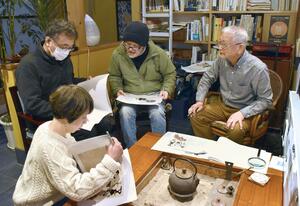 野良猫「シロ」をテーマにした本作りに向け打ち合わせをするプロジェクトメンバー=新潟市北区太田