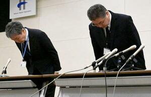 記者会見で謝罪し、頭を下げる国立病院機構四国こどもとおとなの医療センターの院長(右)ら=16日午後、香川県善通寺市