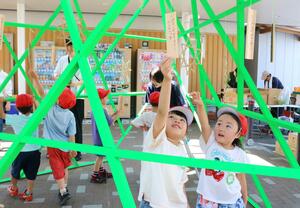 竹短冊を飾る田上いずみルーテル幼稚園の園児ら=田上町原ケ崎新田