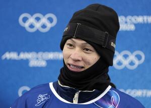 男子ハーフパイプの公式練習を終え、笑顔で取材に応じる平野歩夢＝リビーニョ（共同）