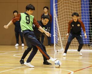 新潟食料農業大が来春にフットサル部を創設するのを前に開いた練習会=3日、胎内市平根台