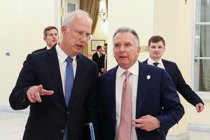 4月、ロシア・サンクトペテルブルクで言葉を交わすドミトリエフ大統領特別代表(左)と米国のウィットコフ和平交渉担当特使(ロシア大統領府提供・タス=共同)