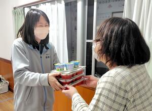 助太刀事業の中でも人気の高い弁当給食サービスを利用する市民=新発田市