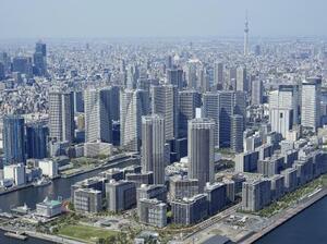 東京都中央区の湾岸エリアに並ぶマンション=4月