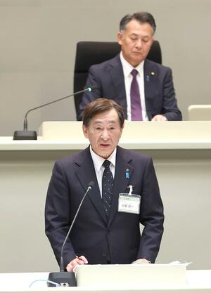 就任後初の市議会定例会で一般質問に答える小菅淳一市長=上越市議会