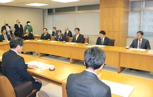 中原八一市長(手前左)に国道403号の4車線化を要望する斎藤洋明衆院議員(右から2人目)ら=1月7日、新潟市役所