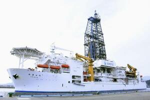 レアアースを含んだ泥を採取して帰港した地球深部探査船「ちきゅう」=2月、静岡市の清水港