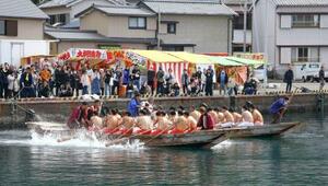 　和歌山県串本町の水門祭の「櫂伝馬競漕」＝１４日午後