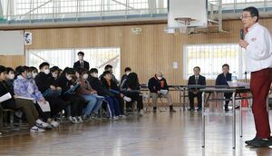 児童を前に継続することの大切さを語った富樫英樹総監督=新発田市東新町4