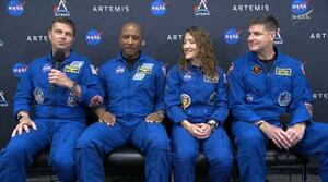 　記者会見するＮＡＳＡのリード・ワイズマン飛行士（左端）ら４人＝２９日、米フロリダ州のケネディ宇宙センター（ＮＡＳＡの中継から・共同）