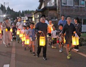 秋の豊作を祈った伝統の「稲虫送り」=柏崎市高柳町門出