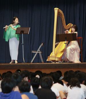 美しい音色を奏でる山宮るり子さん(右)と江川説子さん=新潟市西区坂井東5