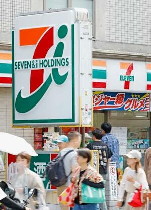 セブン&アイ・ホールディングスの看板とコンビニ店舗=17日午後、東京都新宿区