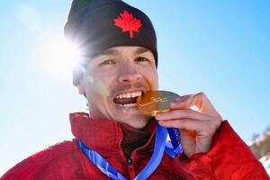 男子デュアルモーグルで金メダルを獲得したミカエル・キングズベリー=リビーニョ(共同)