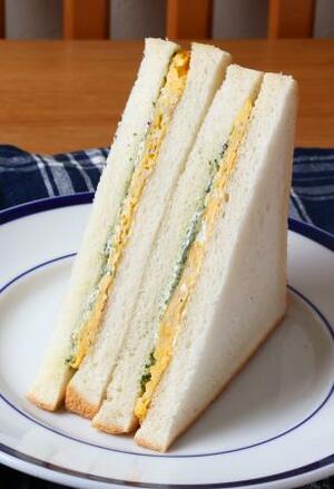 　ベビーリーフのジェノベーゼ＆しらすの卵焼きサンド