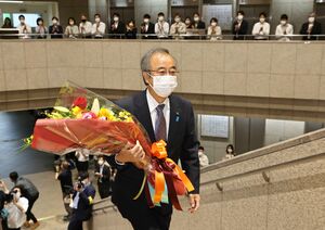 知事選後に初登庁し職員から拍手で迎えられる花角英世知事=31日、県庁