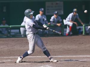 長岡工-上越総合技術 7回裏、長岡工1死一、二塁、木村隼が2人を還す中越え三塁打を放ち、5-4と逆転=長岡市悠久山