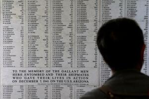 アリゾナ記念館の壁に刻まれた、真珠湾攻撃の犠牲者の名前を見つめる本村チヨ子さん=6日、米ハワイ・真珠湾(共同)