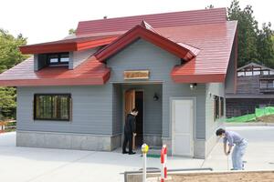 米山の柏崎市側の大平コースに整備された登山拠点＝柏崎市大平