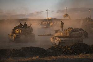 18日、ガザとの境界に近いイスラエル領内に配備されたイスラエル軍の戦車(ゲッティ=共同)