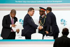 第9回「アフリカ開発会議(TICAD)」の共同記者会見を終え、出席者らと握手する石破首相(左から2人目)=22日午後、横浜市