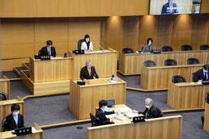 　空襲被害者への見舞金給付条例を審議する東京都世田谷区議会の本会議＝５日午後