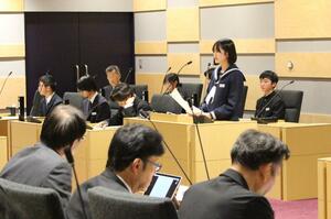 中学生が魚沼市の課題について一般質問をした「中学生議会」=魚沼市議会