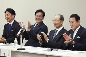 「野球の未来を考える議員連盟」の臨時総会に参加したプロ野球ソフトバンクの王貞治球団会長（中央右）と日本ハムの栗山英樹ＣＢＯ（同左）＝１７日、東京・永田町
