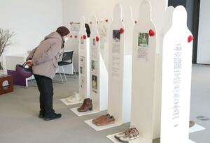 事故や事件で亡くなった人たちの無念を人型のパネルで伝える「生命のメッセージ展」=新発田市役所